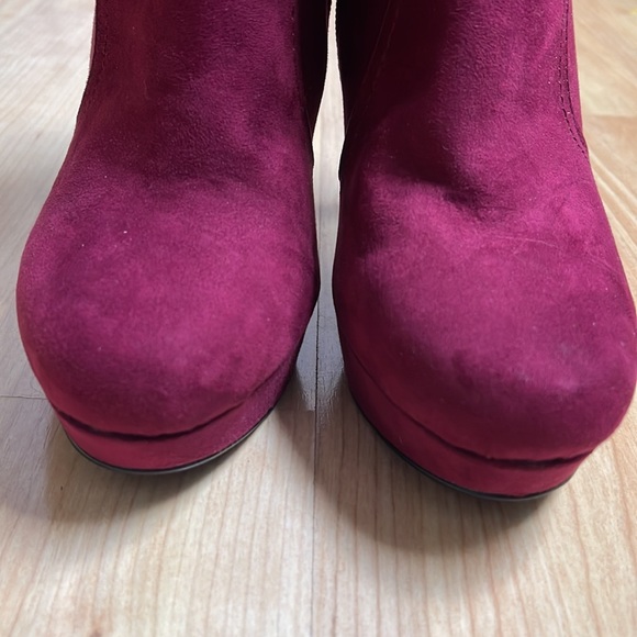 G By Guess Super Sexy Suede Burgundy Ankle Boots With Side Zip Size 9W - Picture 4 of 7